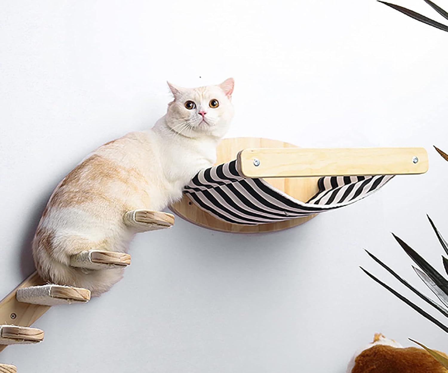 Hamac mural pour chat en bois et toile rayée – couchage suspendu design